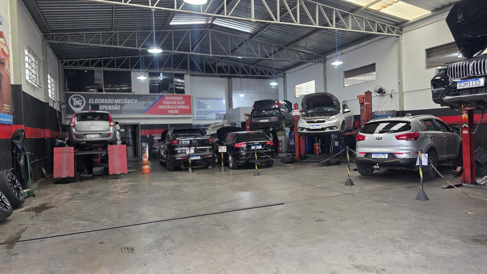 Carro em manutenção na oficina Eldorado em Contagem